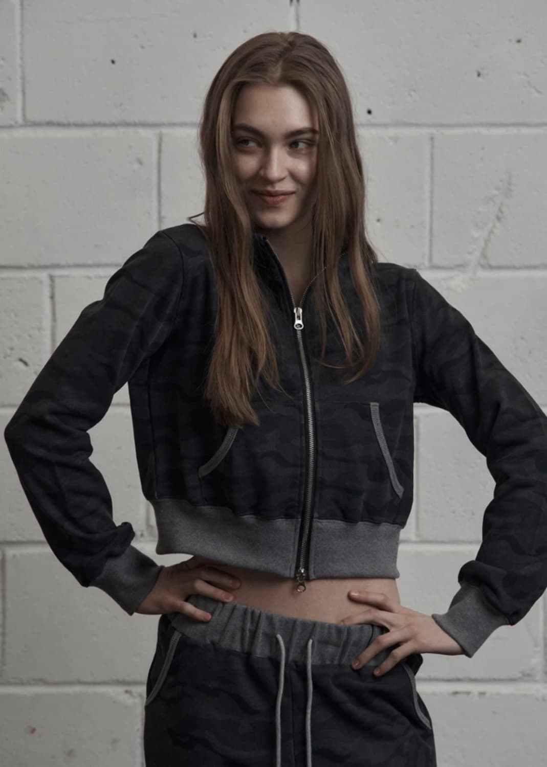 시너진 카모 하이넥 크롭 집업 상품이미지1