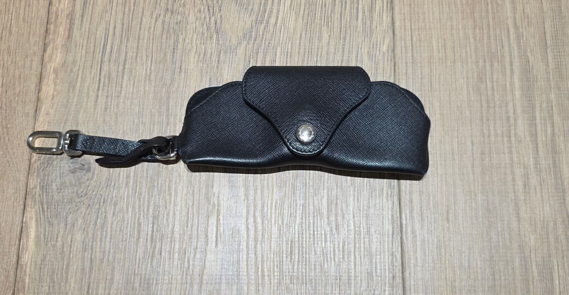 프라다 블랙 색상 가죽 안경 케이스입니다.  상품이미지3