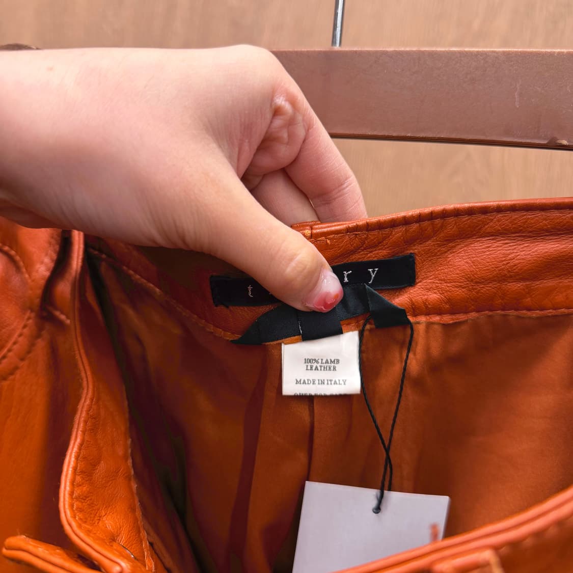 띠어리 레더 팬츠 미들 탑 절개 라인 디테일 부츠컷 오렌지 브라운 상품이미지7