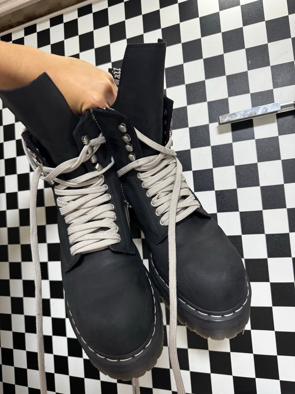 [290,UK10]닥터마틴 x 릭오웬스 쿼드 솔 스틸 토 부츠 블랙 상품이미지5