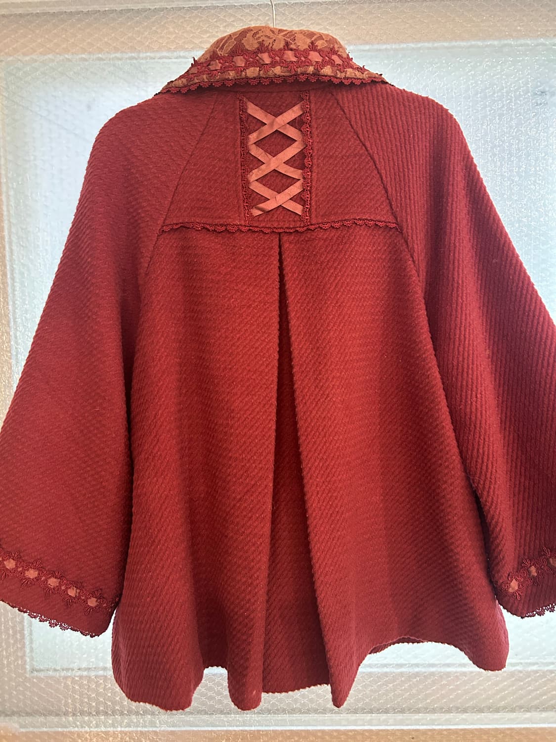 엑시즈팜 버건디 케이프핏 코트 상품이미지2