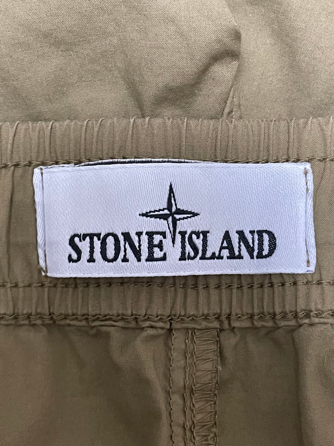 [ 30 ] 23ss 스톤아일랜드 와펜패치 트랙팬츠 밴딩 다크 베이지 상품이미지3