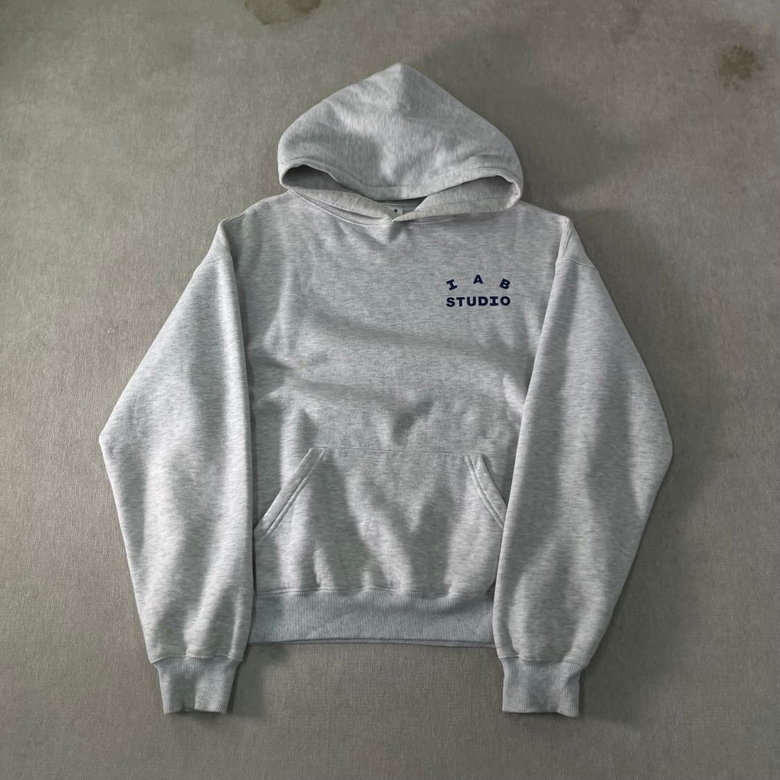100 아이앱 스튜디오 라이트 그레이 후드티 상품이미지2