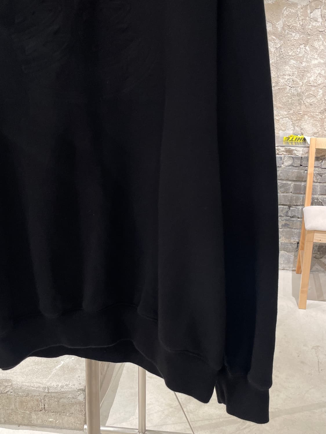 다다 블랙 엠보스 로고 크루넥 스웻 셔츠 상품이미지5