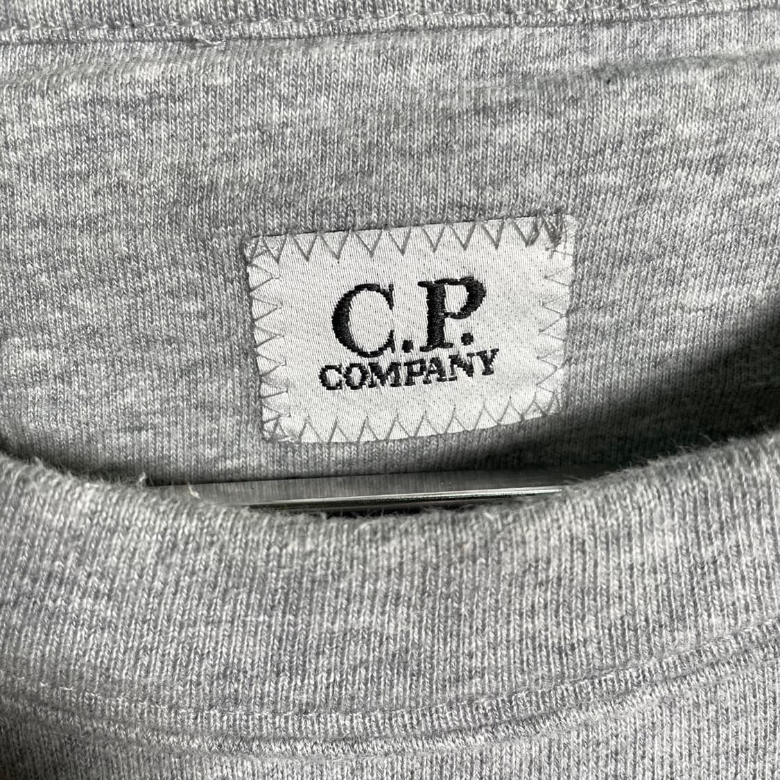 CP컴퍼니 사이드 렌즈 맨투맨 그레이 상품이미지6