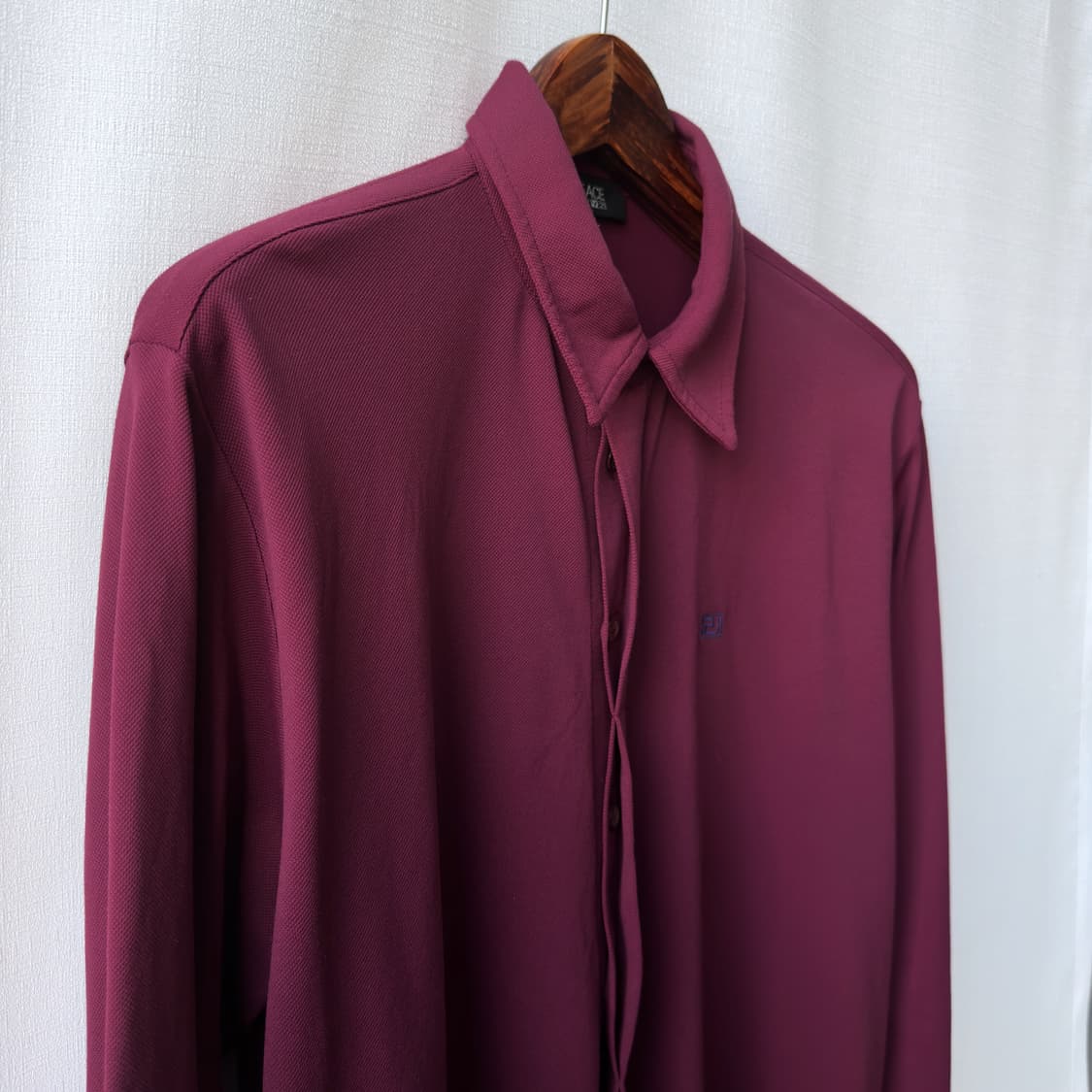 베르사체 클래식 V2 로고 자수 금장 버튼 셔츠 버건디 상품이미지4