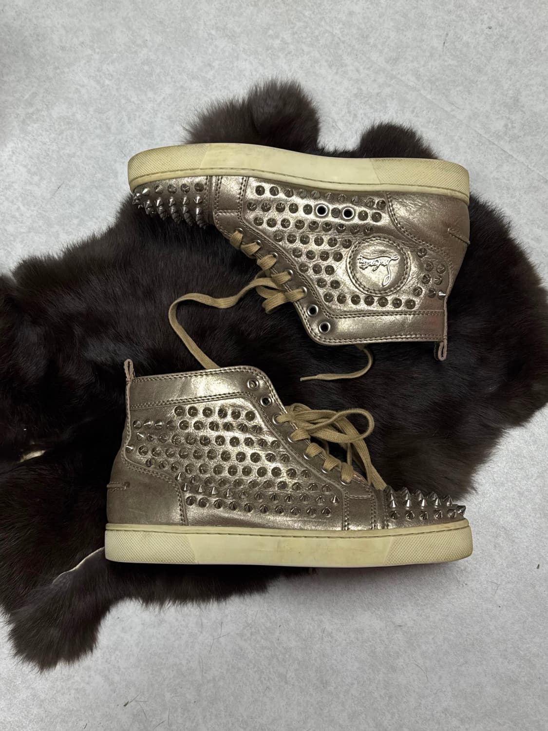 크리스찬 루부탱 스터드 하이탑 스니커즈  상품이미지4