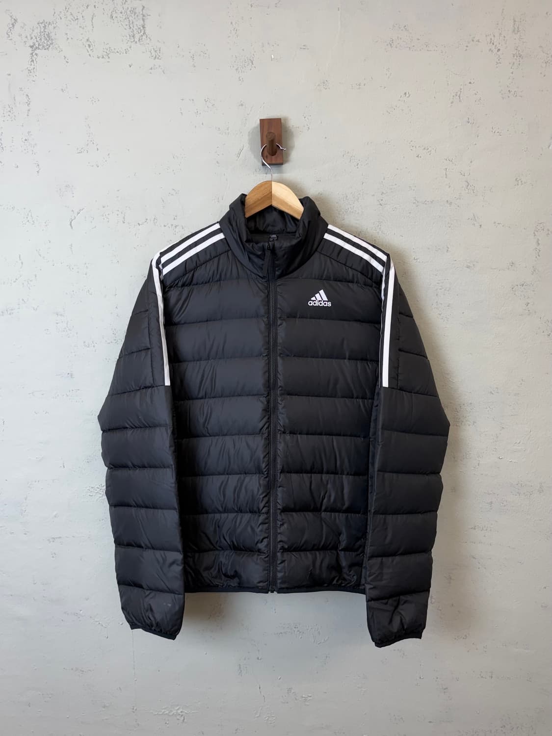 아디다스 에센셜 다운 경량패딩 블랙 상품이미지1