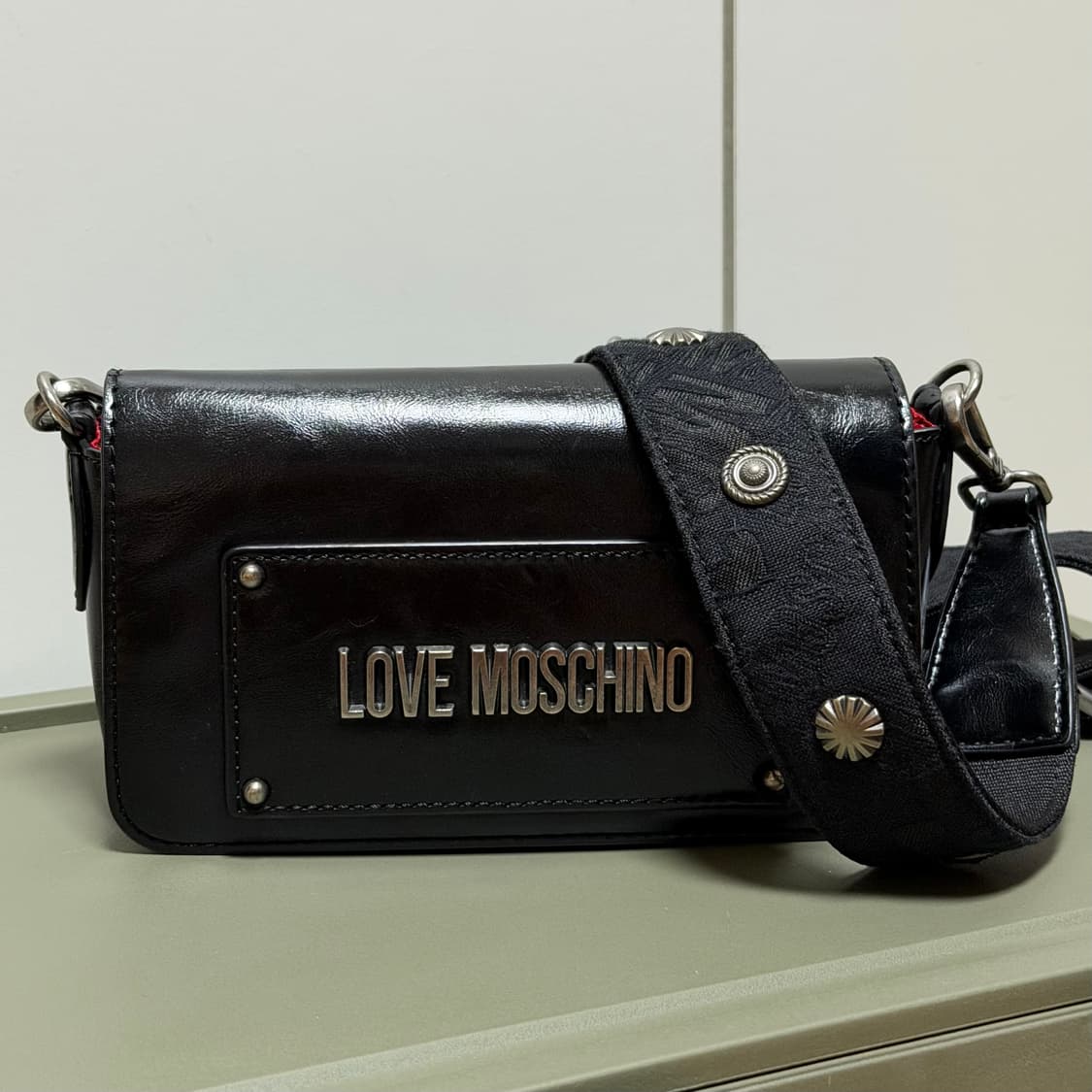 러브 모스키노 로고 플레이트 미니 크로스백 상품이미지1