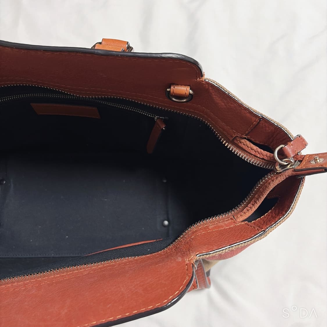 버버리 브라운 레더 캔버스 토트백 상품이미지7