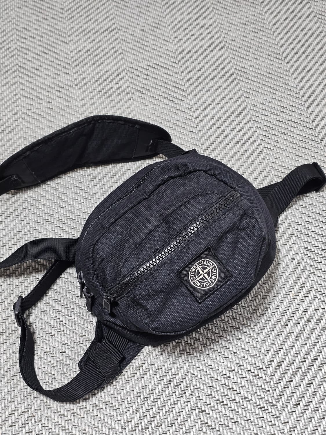 스톤아일랜드 립스탁 리플렉티브 바디백 상품이미지4