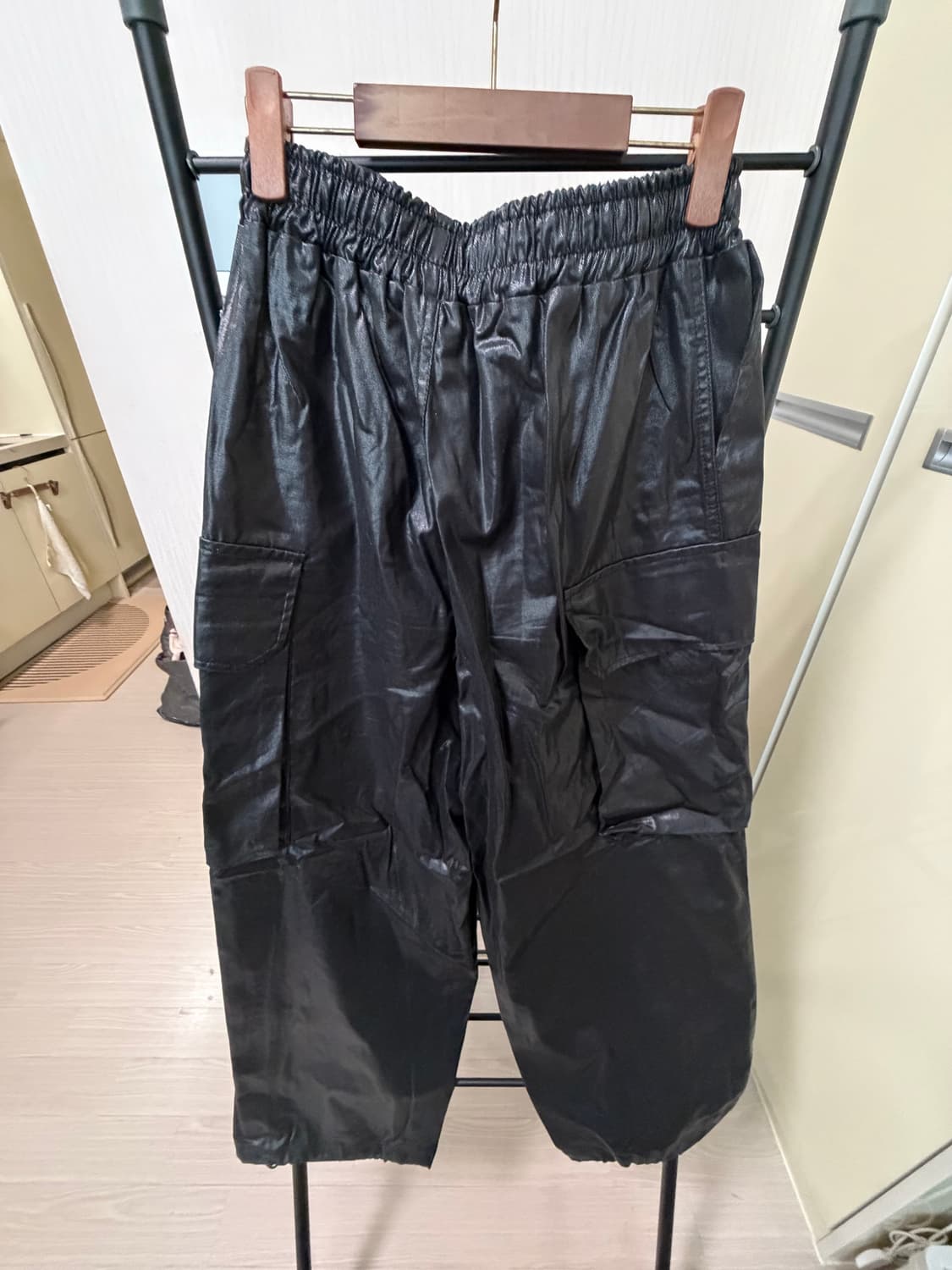 유광 페이크레더 카고 와이드 팬츠 상품이미지5