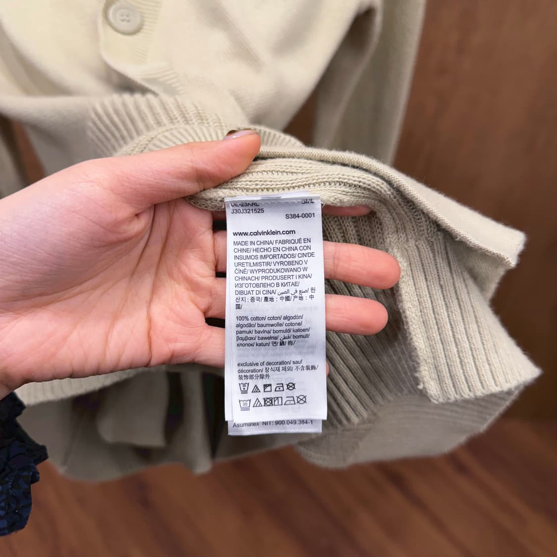 캘빈클라인 브이넥 코튼 가디건 리브 조직 톤온톤 버튼 디테일 베이지 상품이미지8