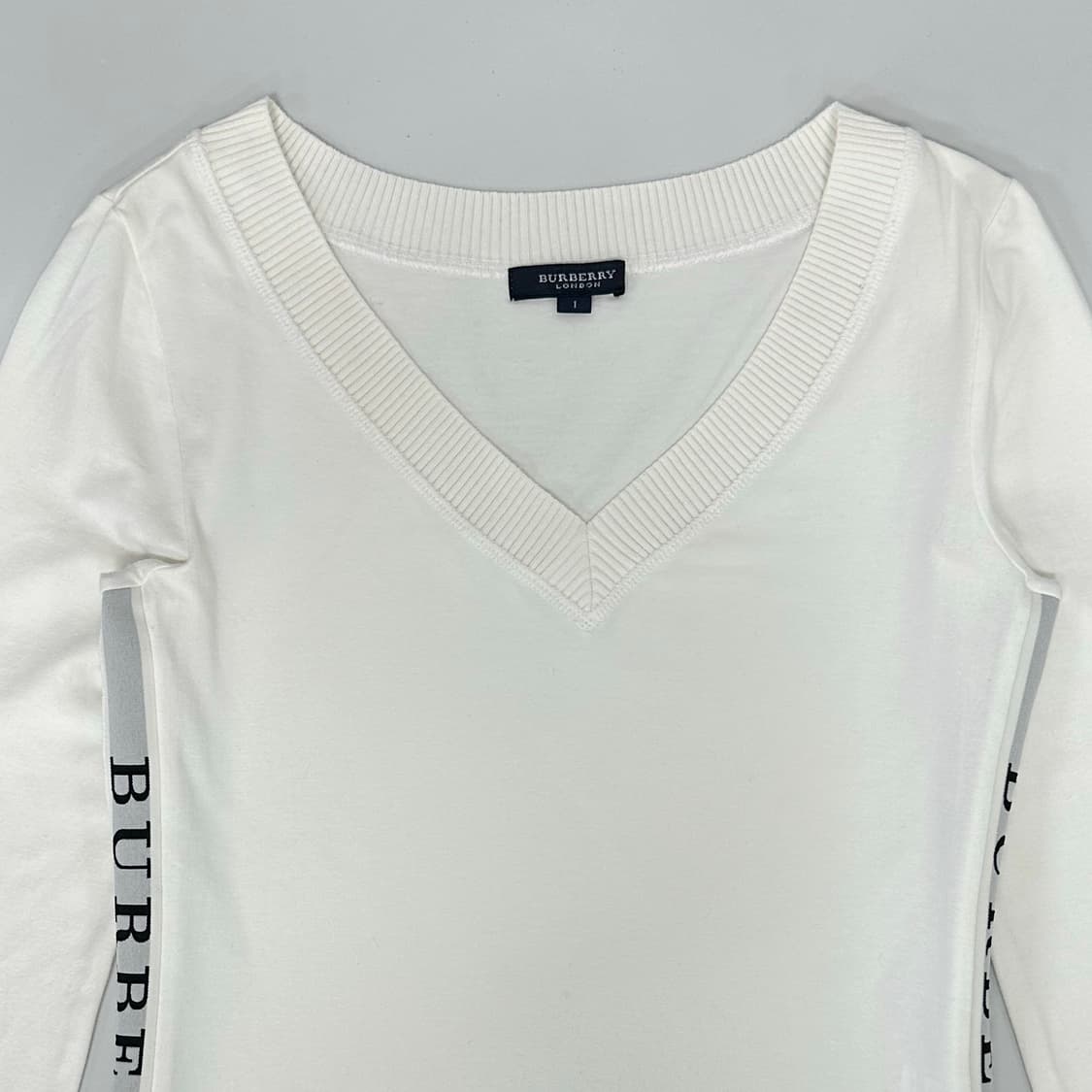 버버리 사이드 로고 디자인 티셔츠 상품이미지2