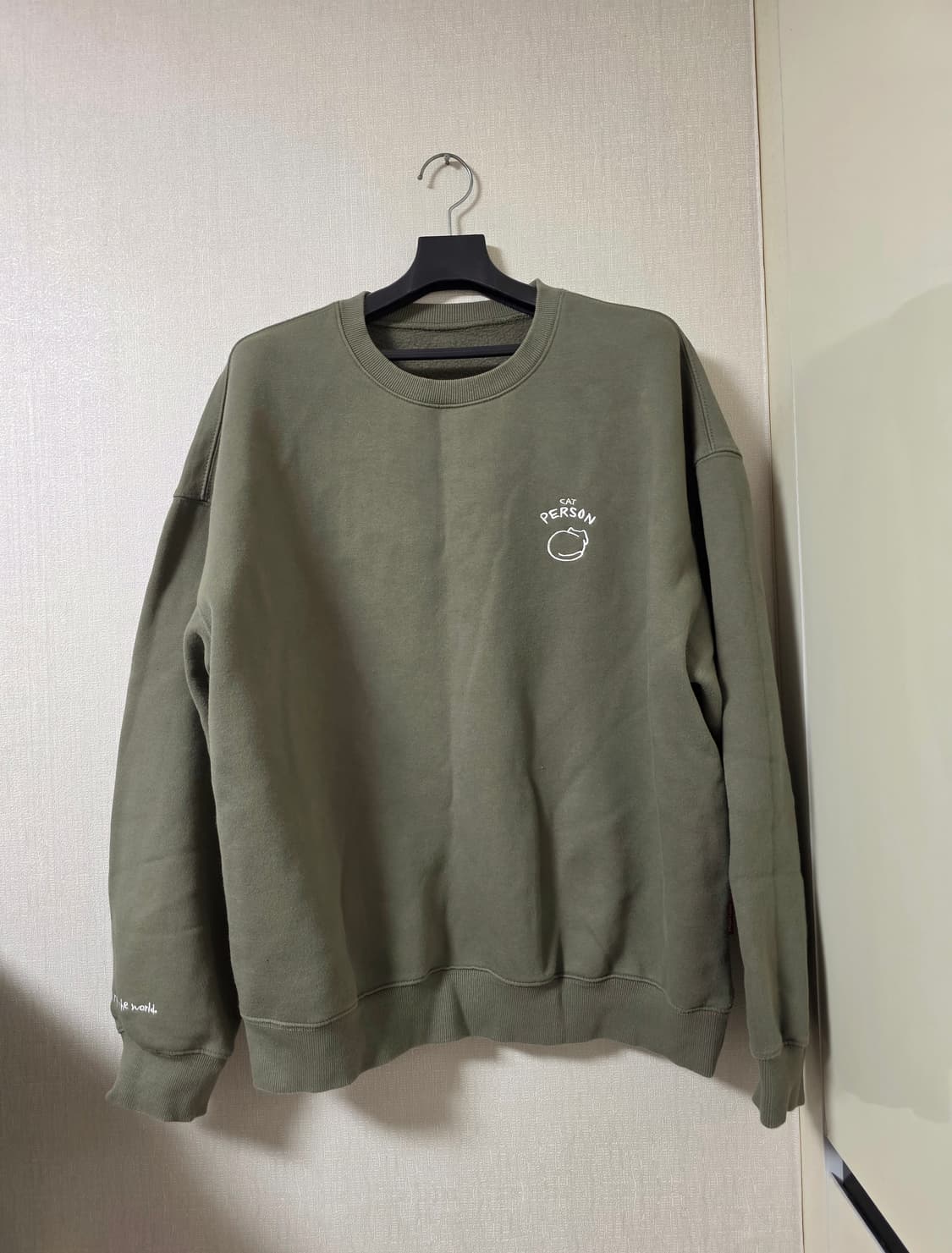 김메주와 고양이 유튜버 굿즈 올리브색 기모 맨투맨 상품이미지1