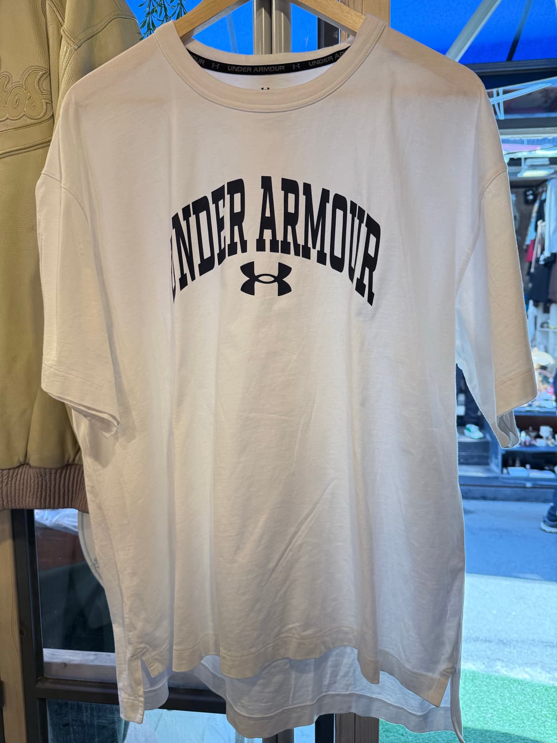 언더아머 빅로고 화이트 반팔티 상품이미지1