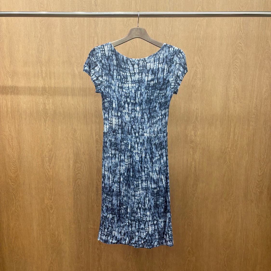 막스마라 위켄드 라운드넥 원피스 브러쉬 패턴 하단 티어드 디테일 블루 상품이미지3