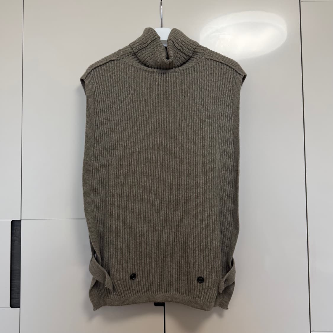 쿠어 터틀넥 니트 베스트 카키브라운 상품이미지2