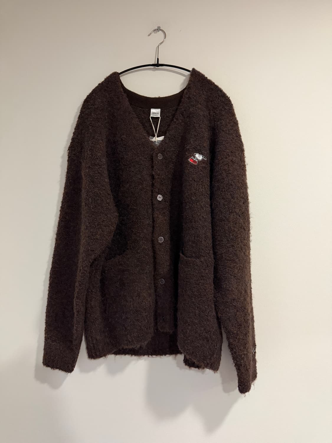 스누피 캐릭터 패치가 있는 브라운색 카디건 상품이미지2