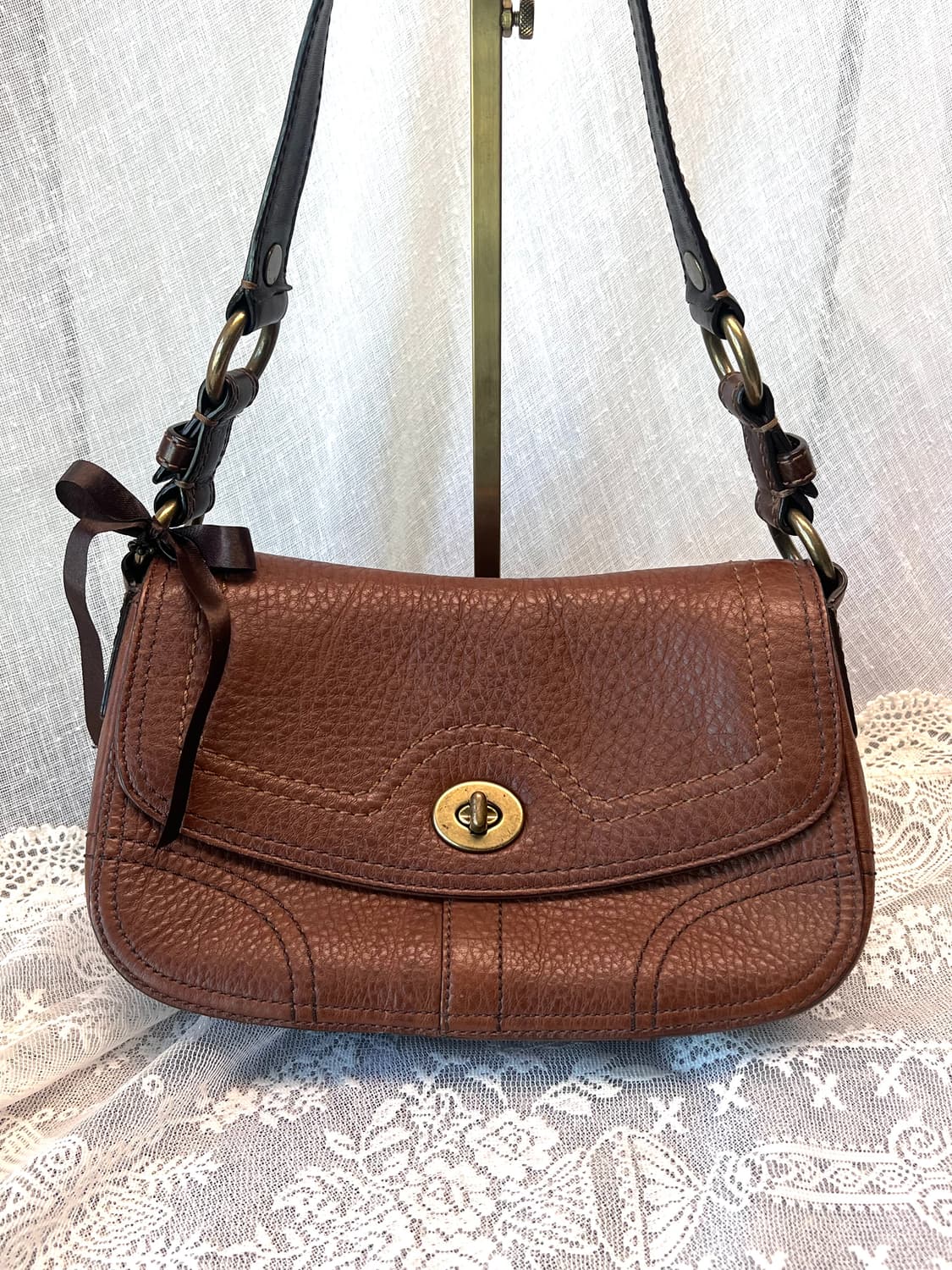 Old coach  클래식 페블 레더 딥 브라운 턴락 숄더백 아카이브 상품이미지1