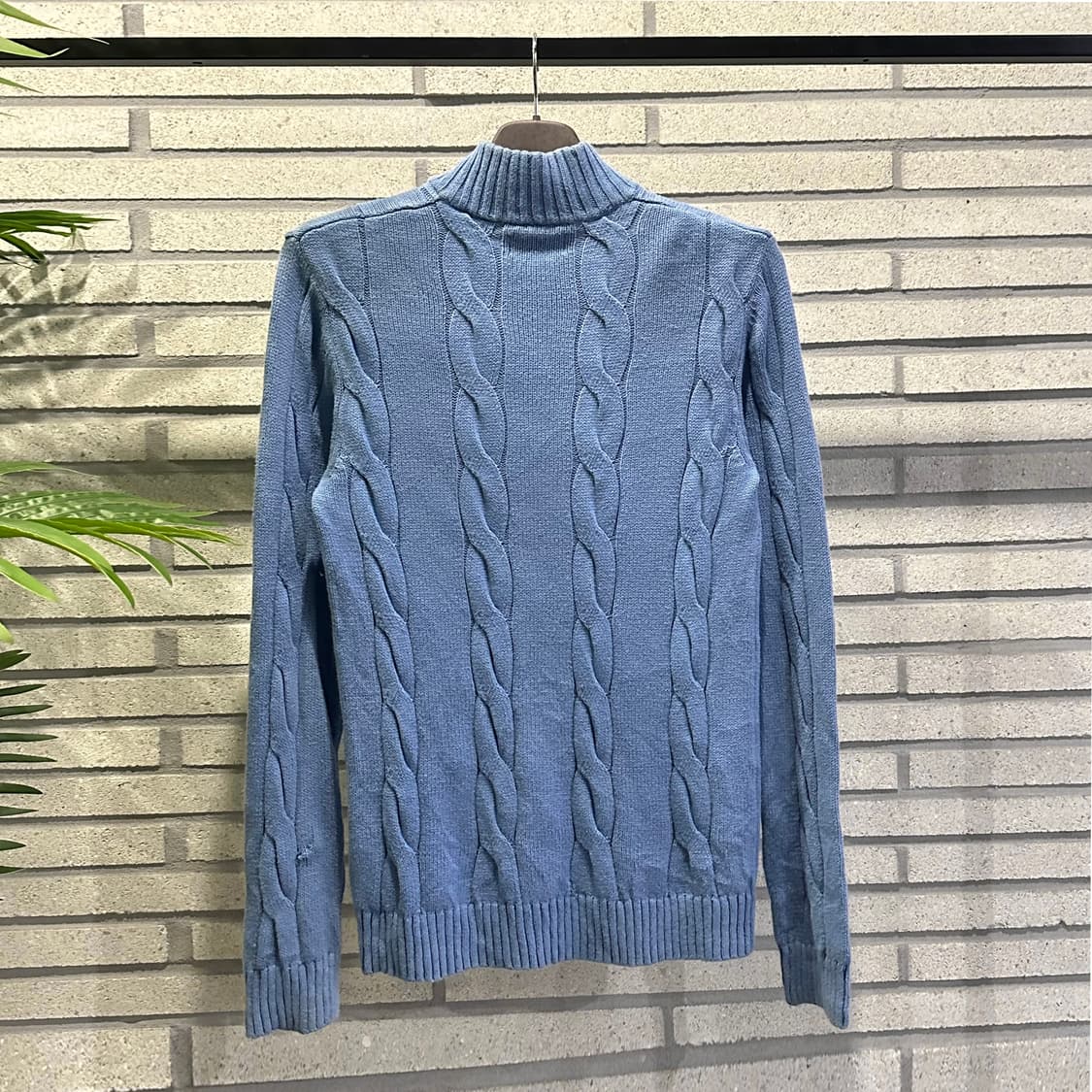 CHAPS 챕스 하이넥 3버튼 케이블 니트 골지마감 디테일 스카이블루 상품이미지3