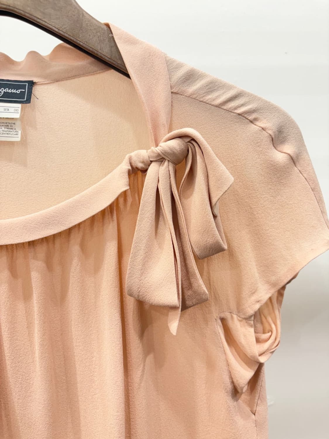 살바토레 페라가모 캡소매 블라우스 리본 타이 넥 셔링 디테일 핑크 상품이미지4