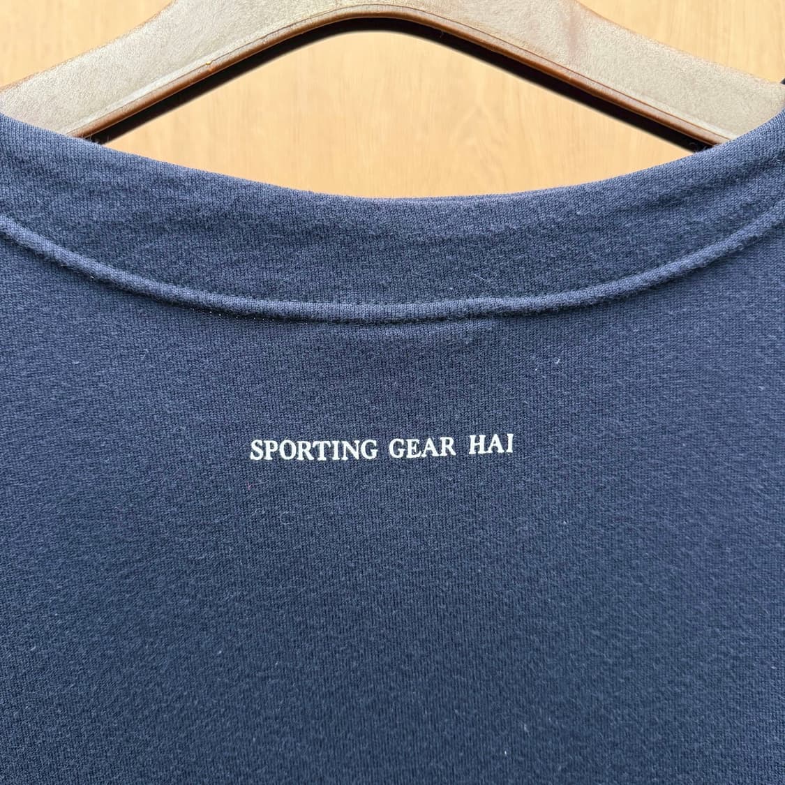 이세이미야케 하이 긴팔 맨투맨 아웃 포켓 후면 로고 프린팅 디테일 네이비 상품이미지6