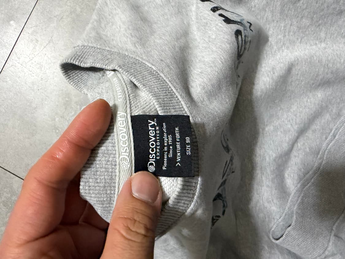 디스커버리 그레이컬러 로고스펠아웃 스웻셔츠 55size  상품이미지6