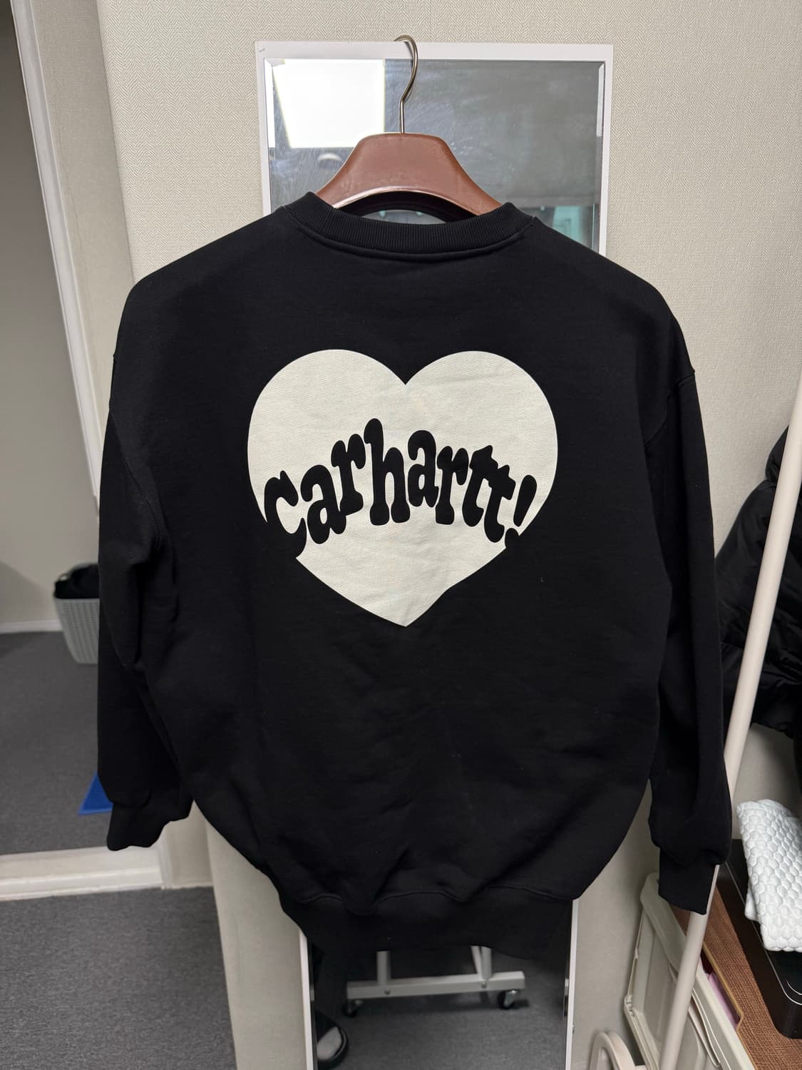 칼하트wip 아모르 맨투맨 블랙 상품이미지1