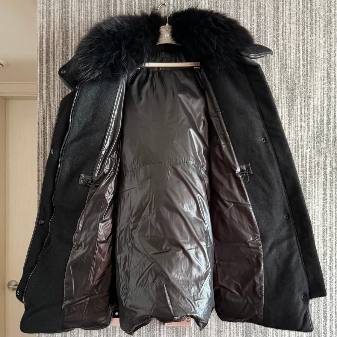 모그 MOGG 블랙 후드 구스다운 패딩 점퍼 라쿤털 탈부착 양가죽 트리밍 상품이미지4