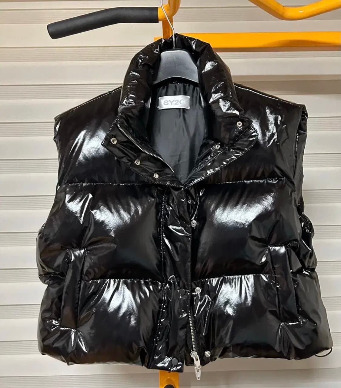 sy2c 에스와이투씨 샤이니 다운 베스트 유광 크롭 패딩 상품이미지1