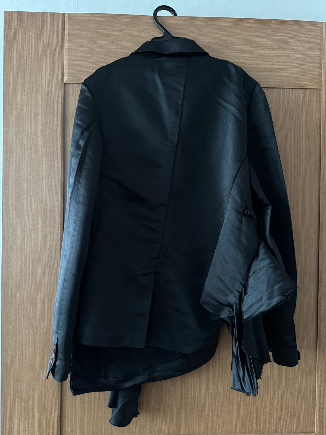 (네고가능)블랙 꼼데가르송 24ss 세틴 비대칭 재킷 (블랙 L) 상품이미지2