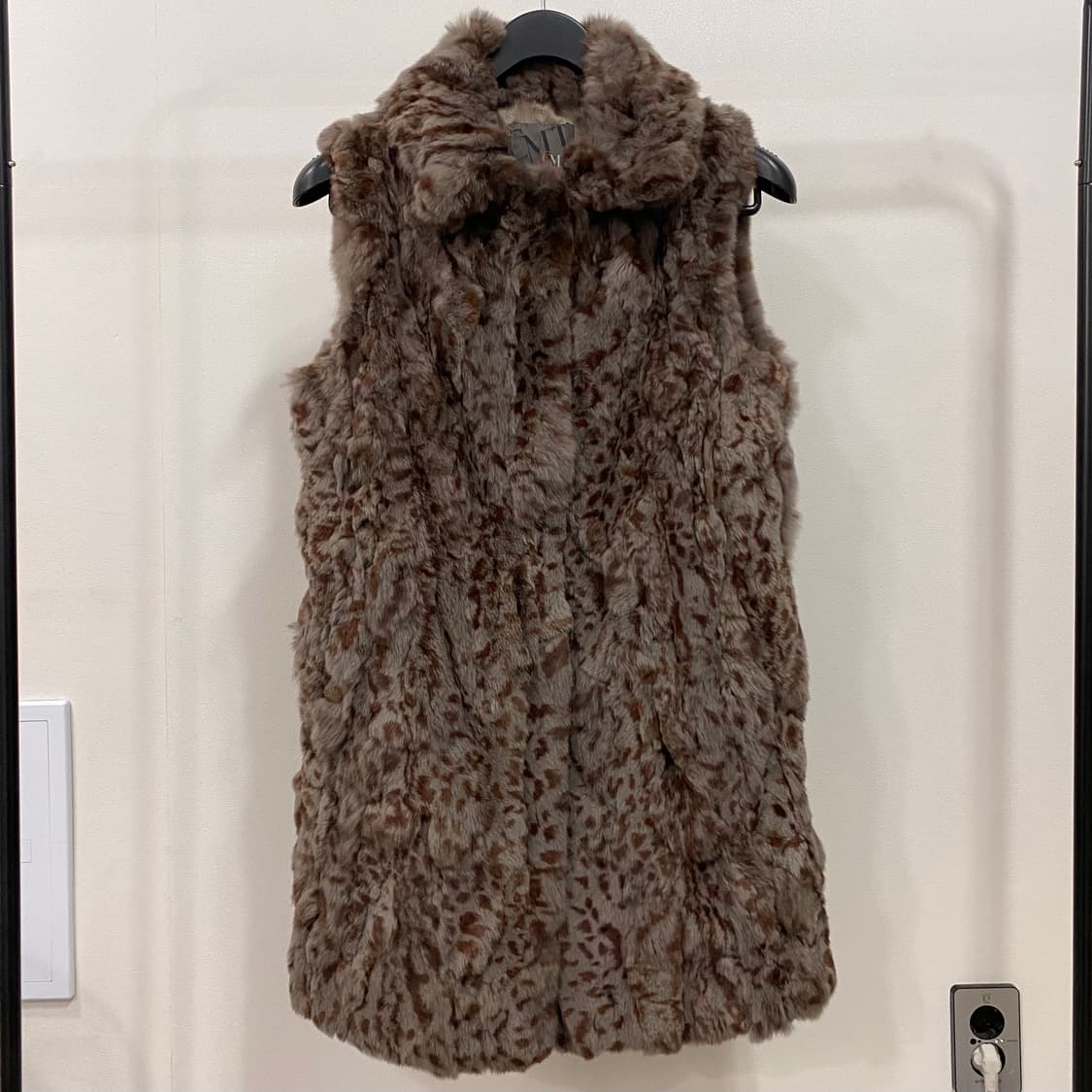 렉스 래빗 퍼 패턴 집업 조끼 상품이미지1