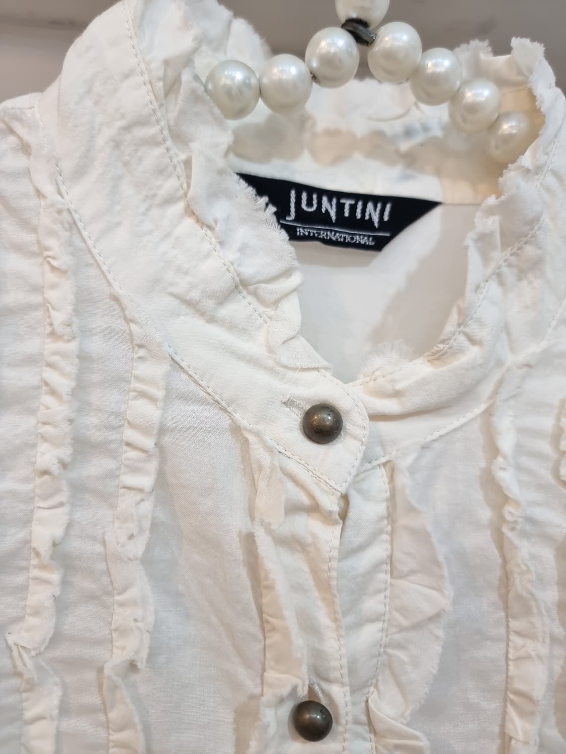 JUNTINI 프릴 장식 블라우스 아이보리 상품이미지2