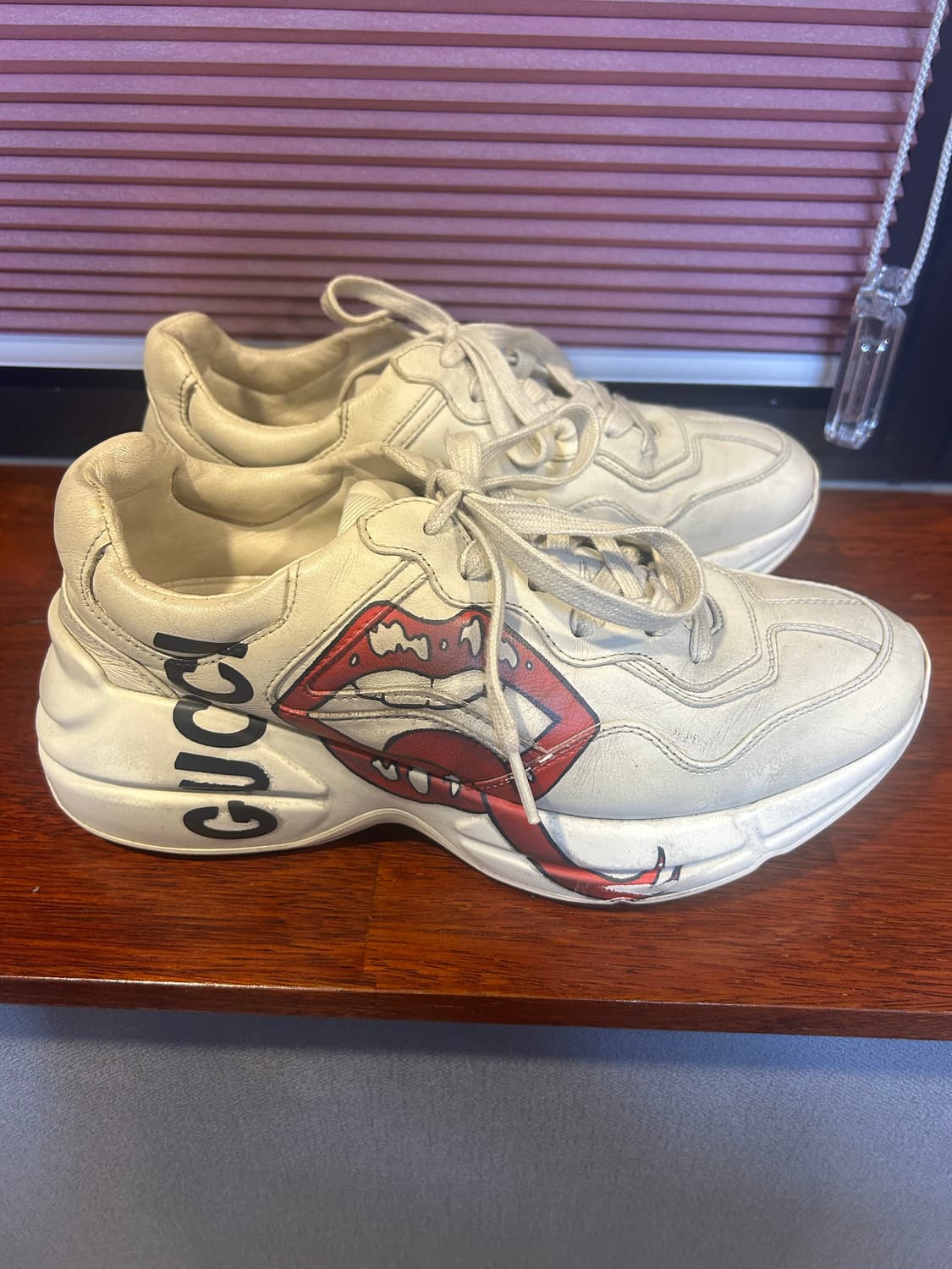 구찌 입술 레더 라이톤 스니커즈 상품이미지1