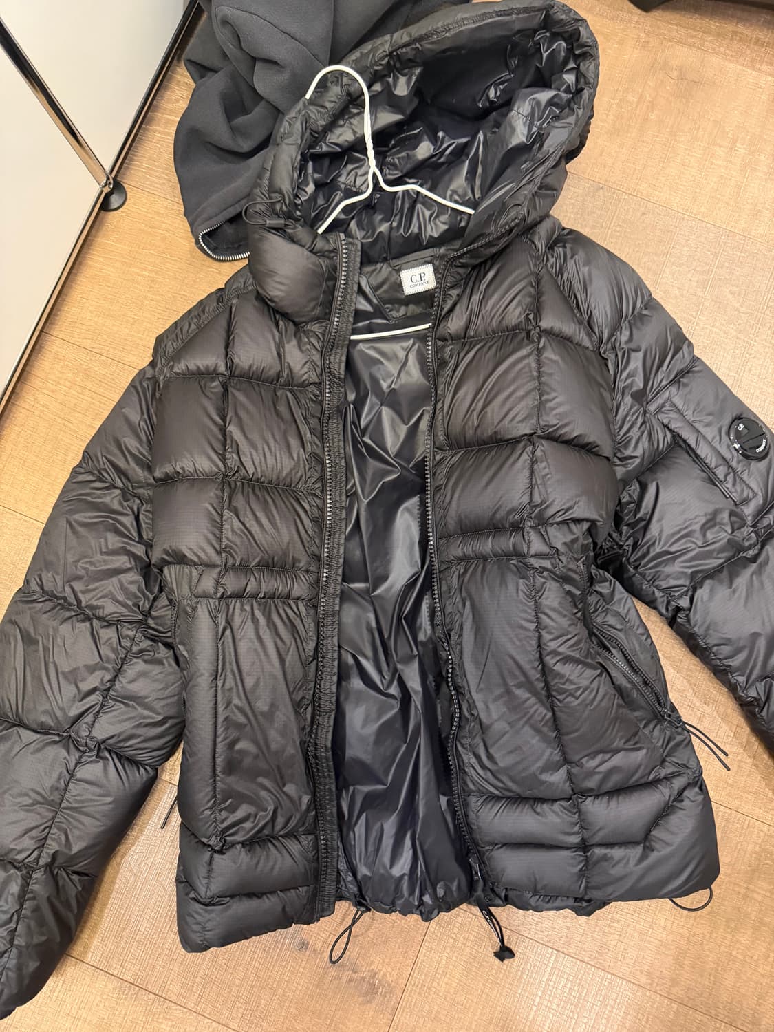 C.P. 컴퍼니 D.D. 쉘 후드 다운 자켓 블랙 - 25FW 상품이미지1