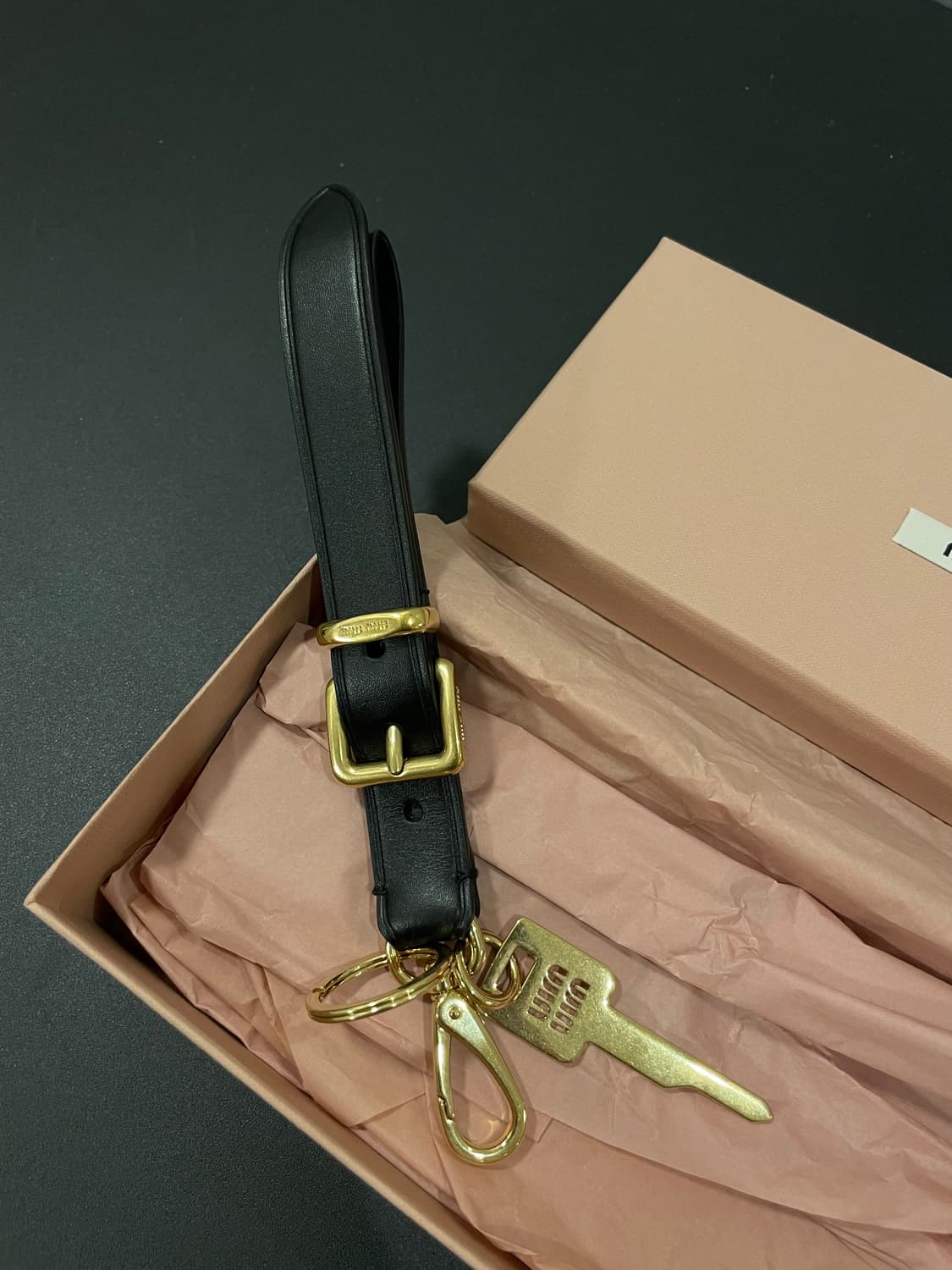 미우미우 레더 키링 블랙 새상품 판매 상품이미지4