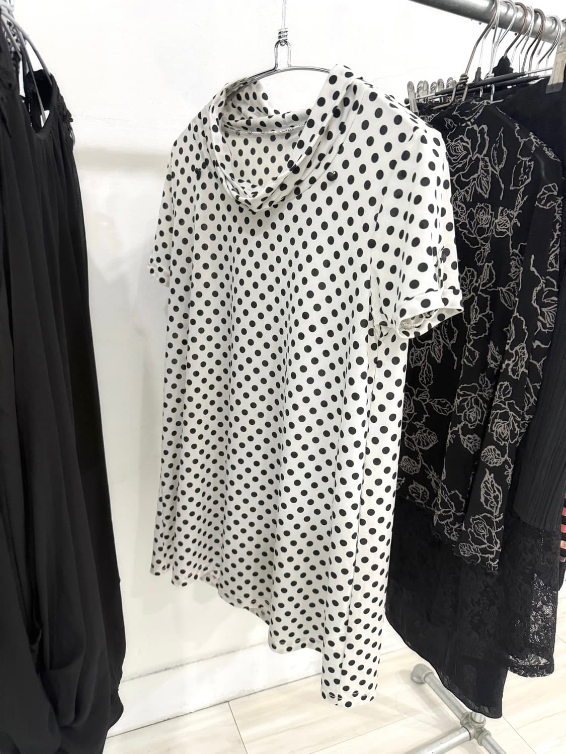 Black & White Dot Cowl Neck Top 상품이미지1