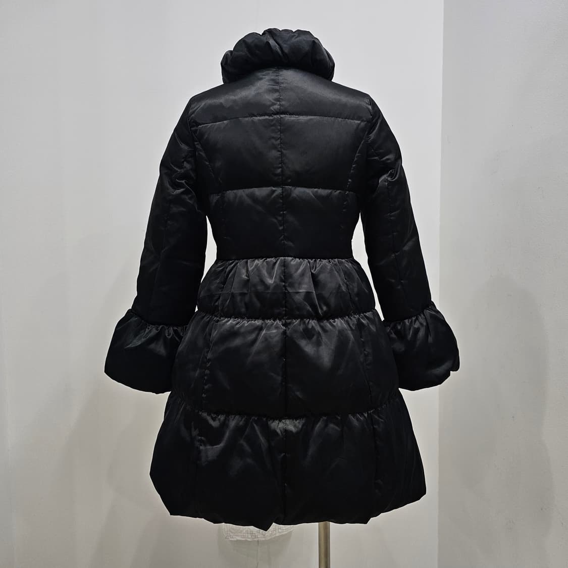 프릴 다운 블랙 여성 패딩 코트 상품이미지3