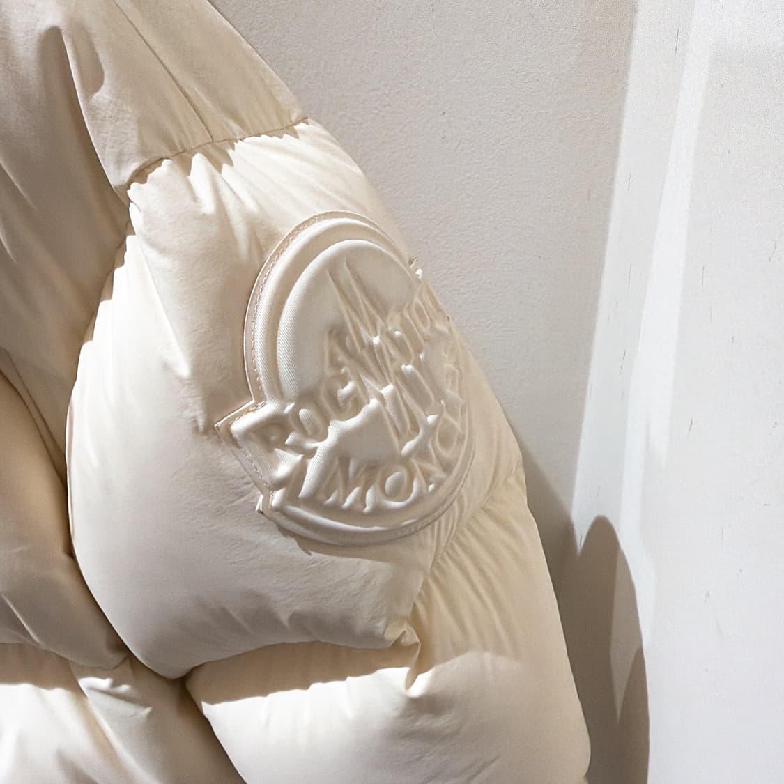 (정품/새상품) 몽클레어 x 락 네이션 바이 제이지 안틸라 숏 다운 자켓 상품이미지2