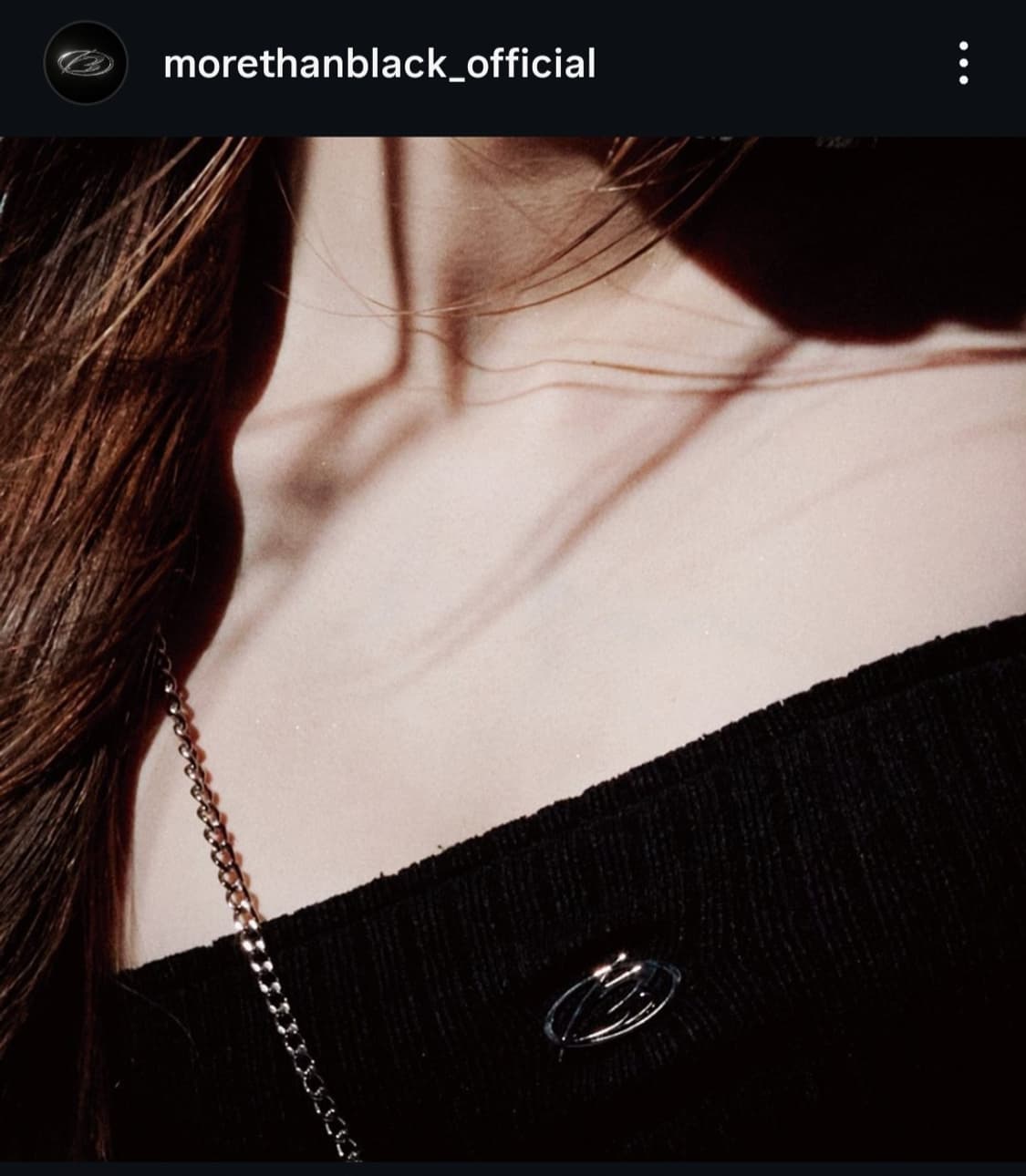 모어댄블랙morethanblack 로고챰 포인트 니트 튜브탑 블랙 상품이미지2
