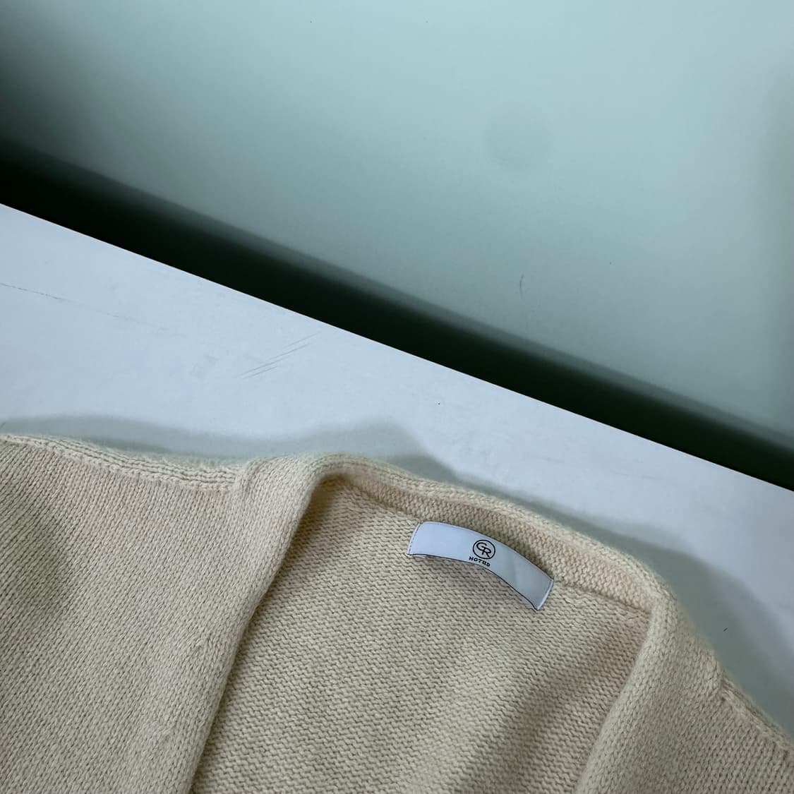 OS GR NOTED 루즈오버핏 아이보리 딥브이넥 캐시미어니트 상품이미지3