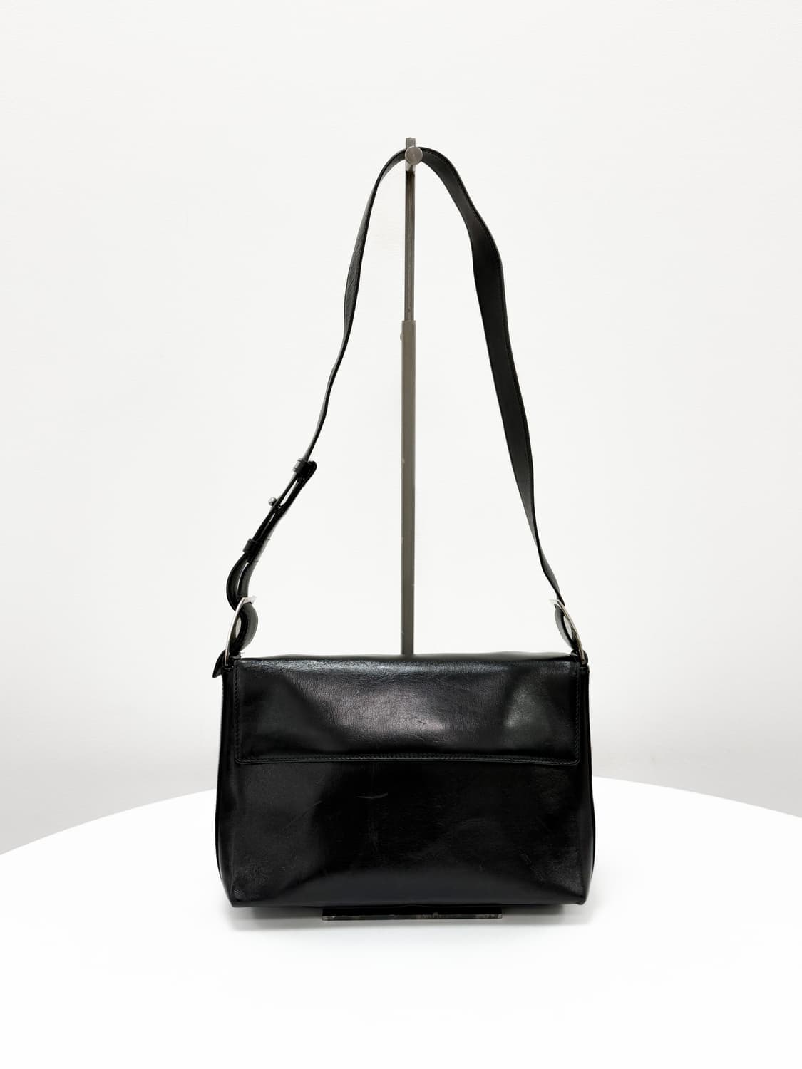 페라가모 블랙 레더 플랩 숄더백 상품이미지3