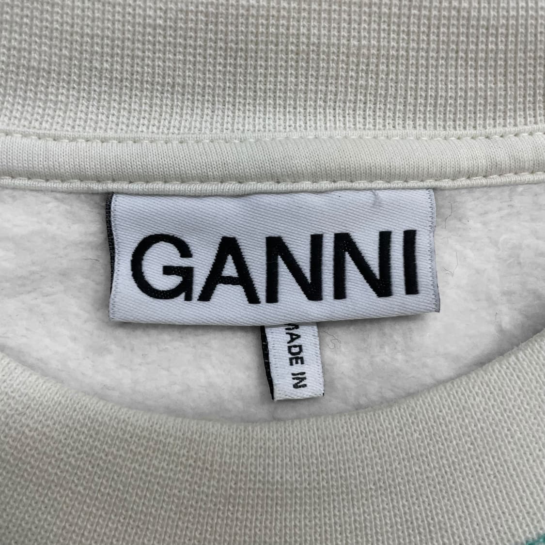 가니 Ganni 이솔리 락 로고 크루넥 크롭 맨투맨 상품이미지3