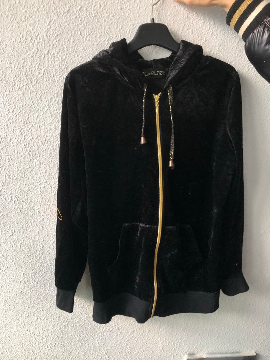 벨벳 금색 레터링 후드집업 상품이미지1