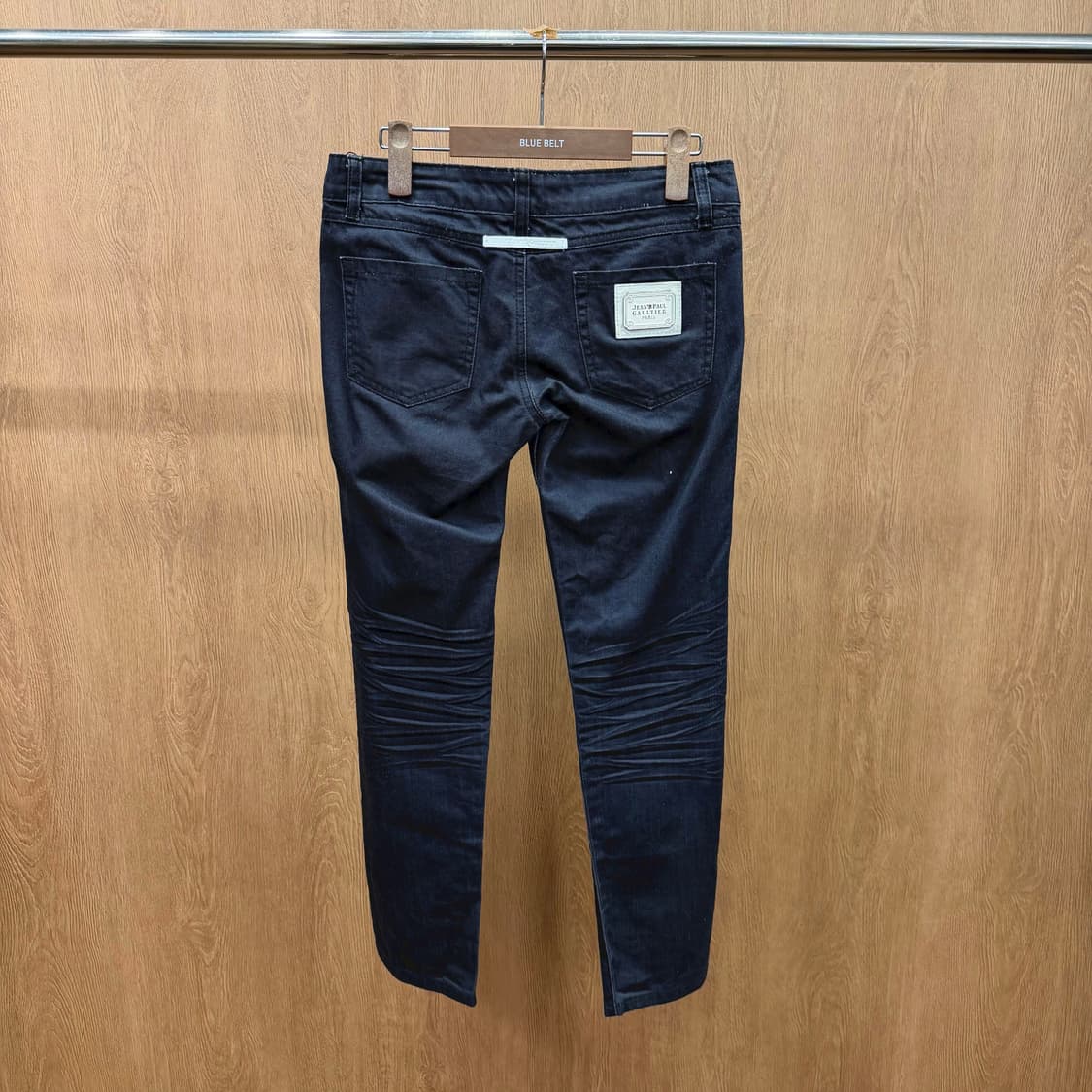 장폴고티에 데님 팬츠 백포켓 화이트 로고 패치 세미 워싱 디테일 흑청 상품이미지3