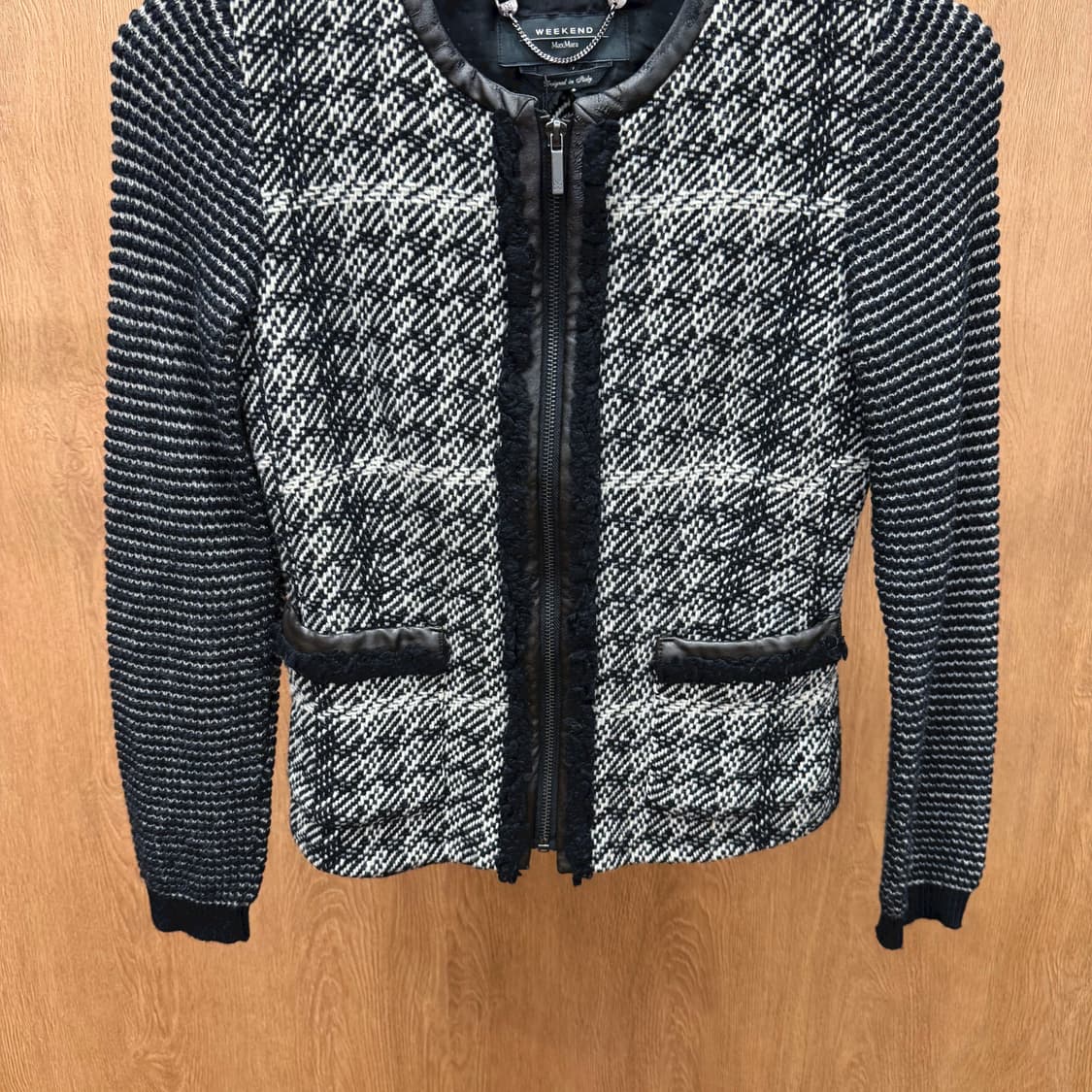 막스마라 위켄드 트위드 자켓 레더 트리밍 슬리브 배색 디테일 슬림핏 블랙 상품이미지5