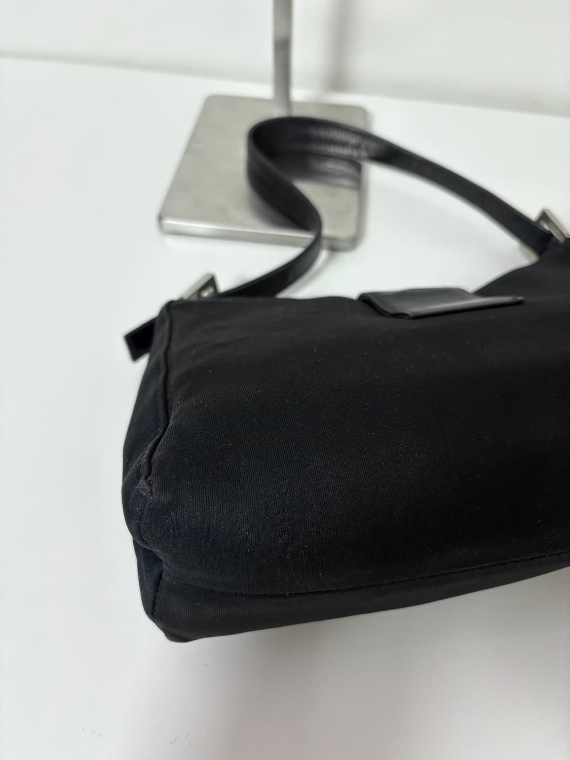 펜디 나일론 반달 바게트백 상품이미지8