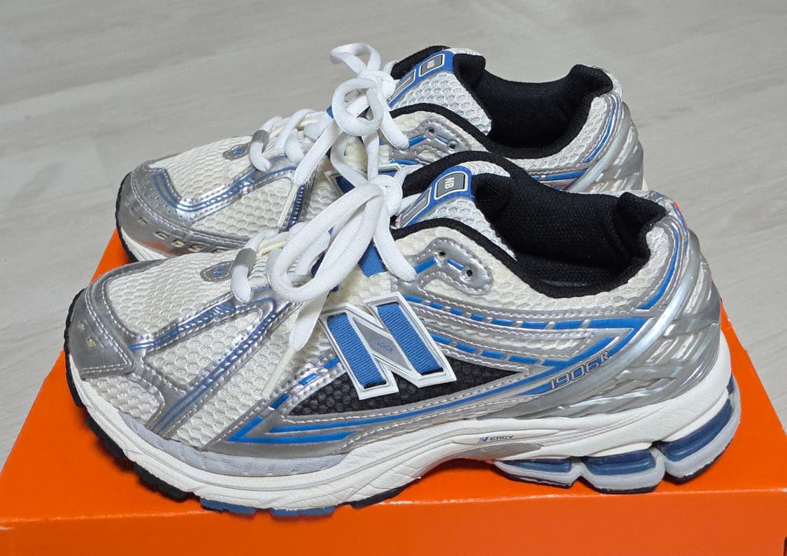 뉴발란스 1906r 메탈릭 실버 블루 상품이미지2