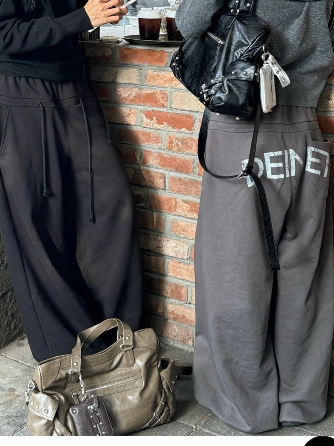 DEINET BACK LOGO SWEAT PANTS IN CHARCOAL 상품이미지2